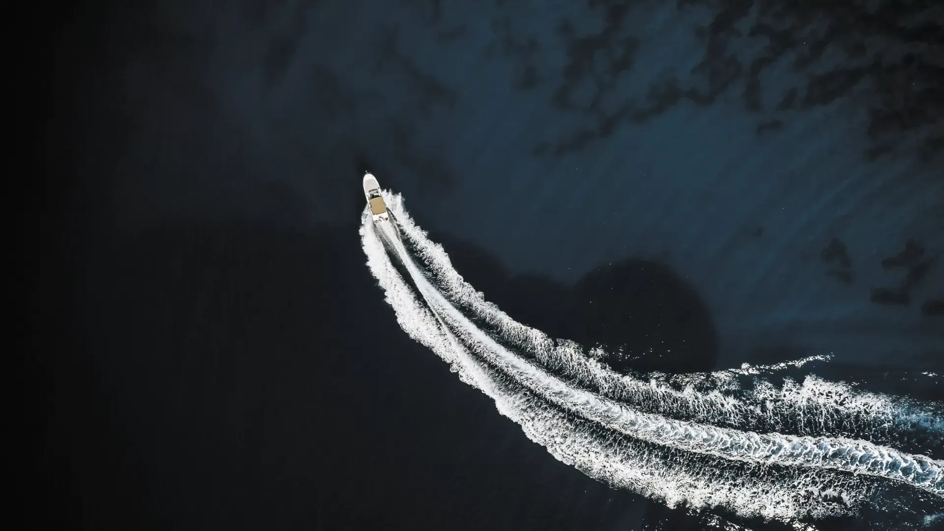 bateau arc de cercle sur l'eau