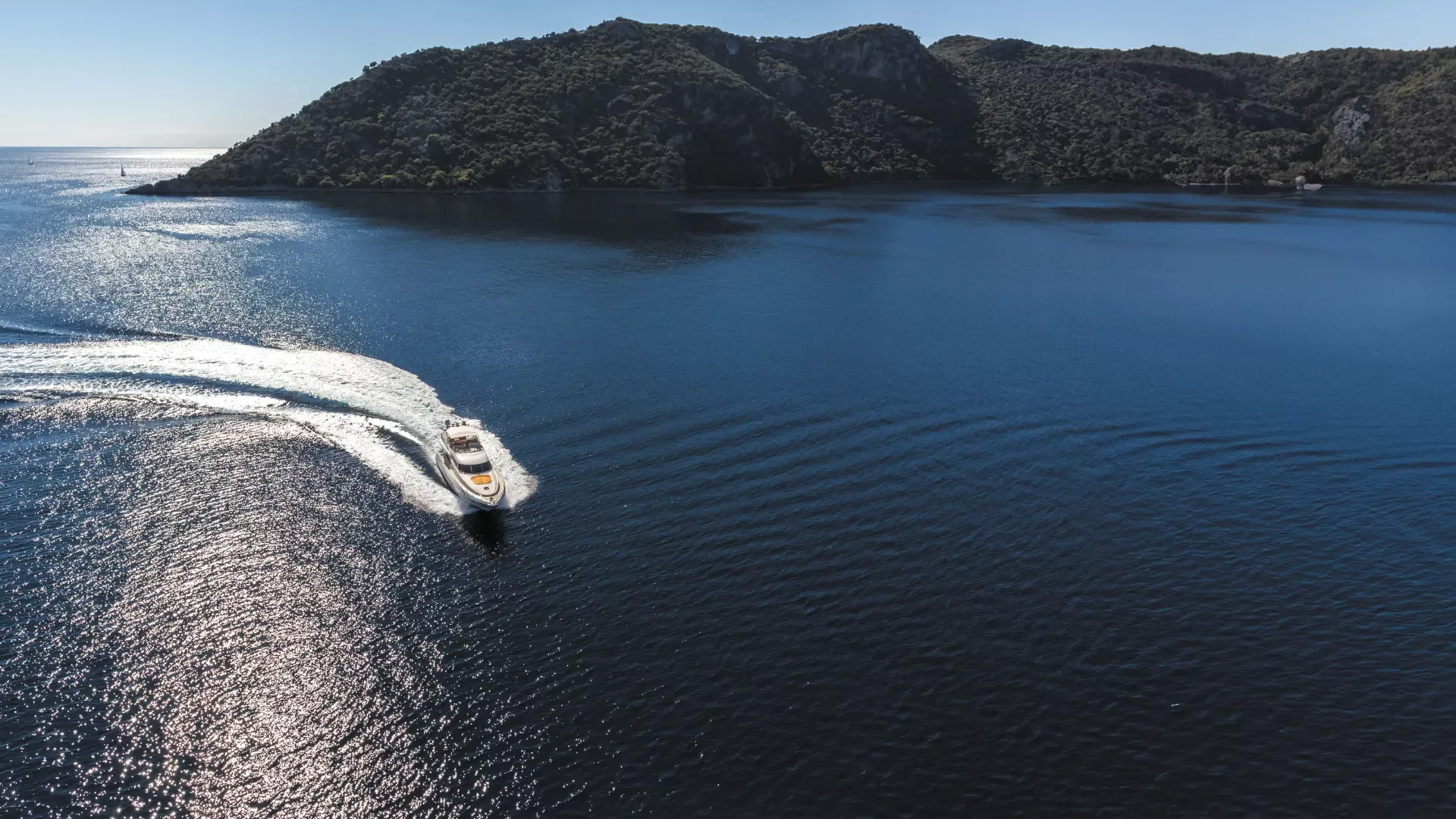 bateau en mer vue de haut soleil