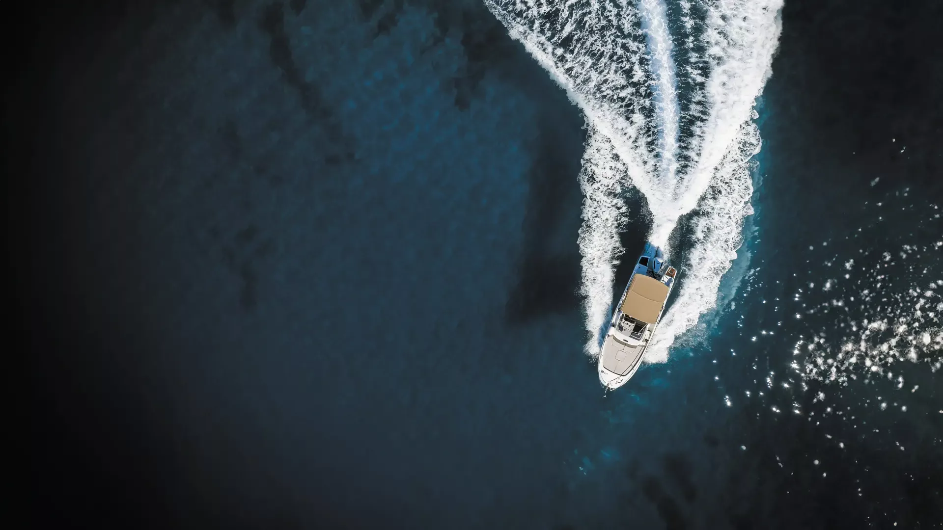 bateau vue du dessus sur l'eau