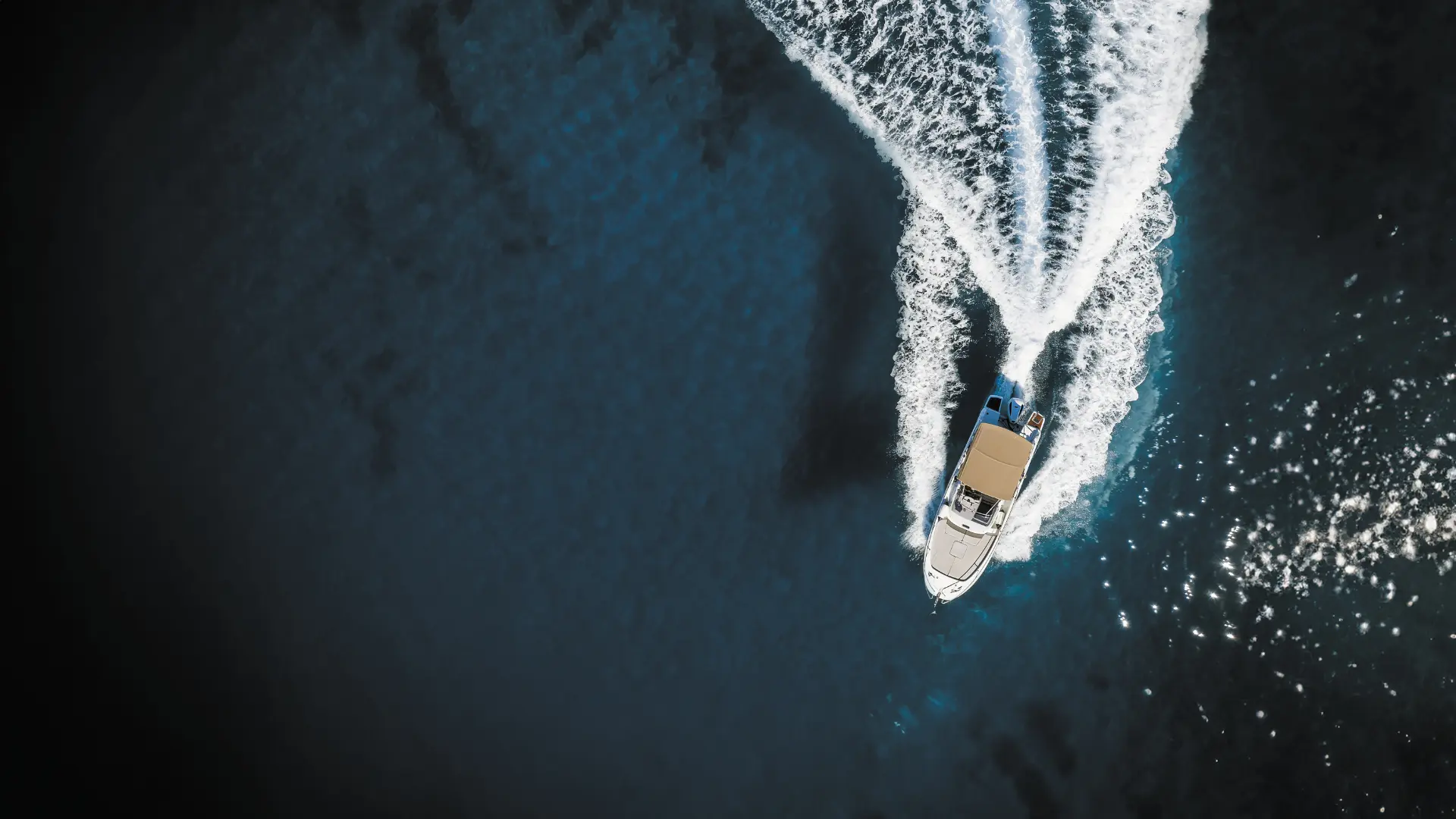 bateau vue du dessus sur l'eau