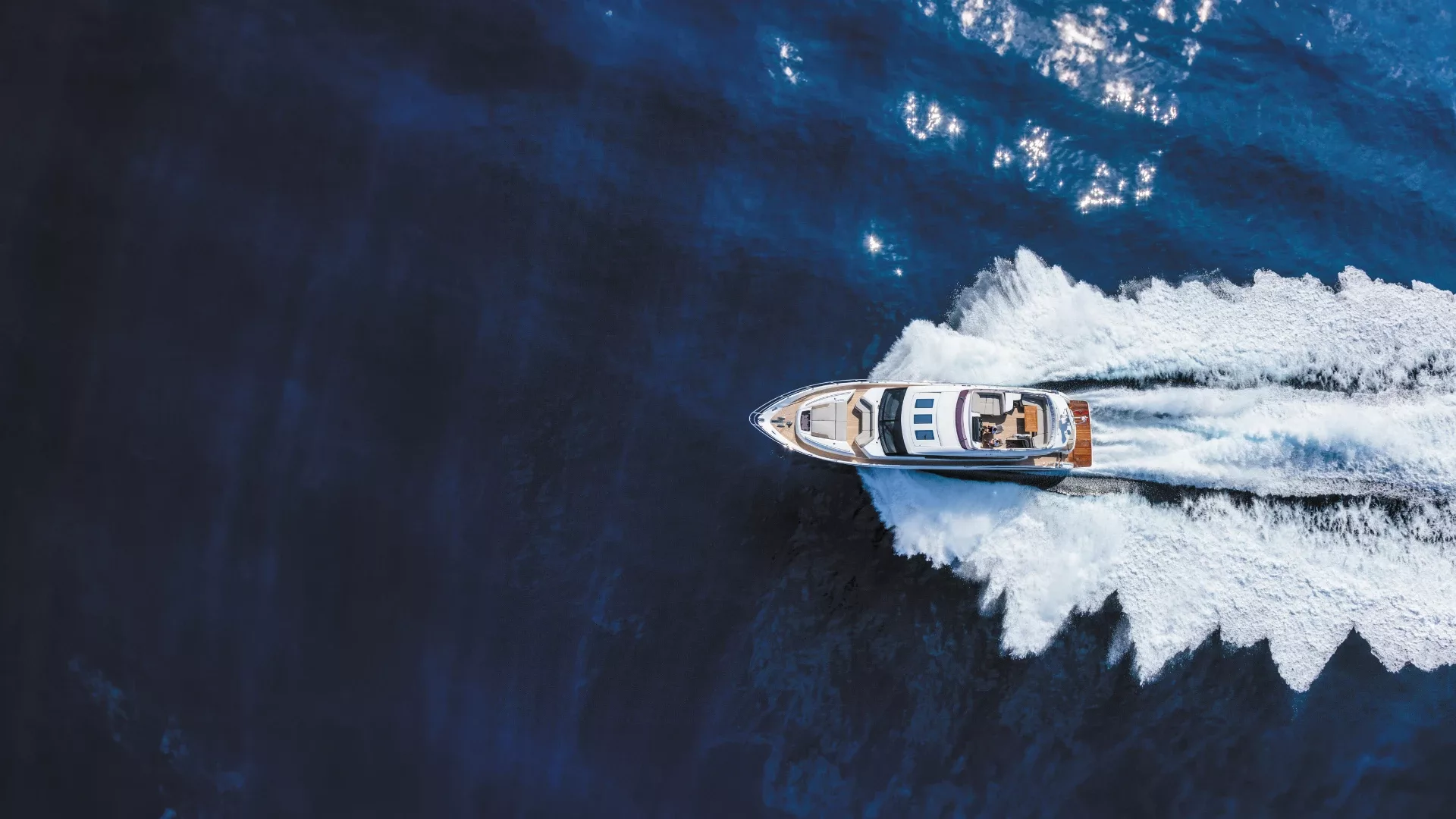 bateau hors bord en mer